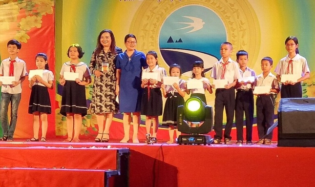 GĐ Cty Phương Nam và lãnh đạo Sở Công Thương Khánh Hòa trao học bổng.jpg