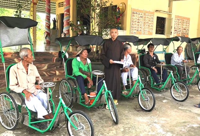 Tang xe lac tay cho nguoi KT kho   khan o Tan Hong.jpg