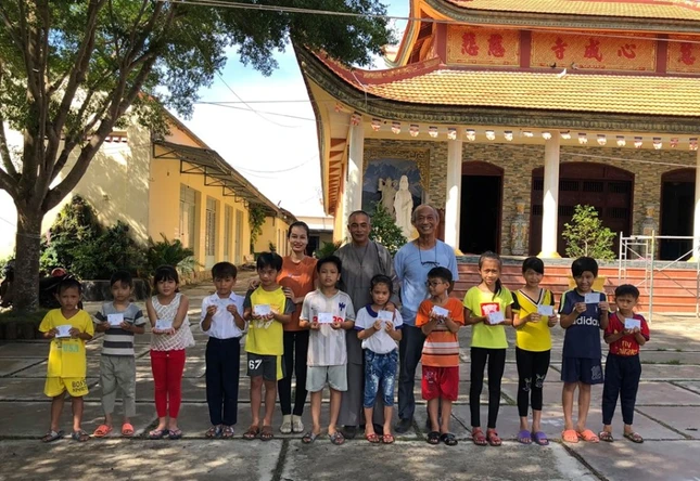 Tang the BHYT cho Tre em KK tai  Chua Tam Thanh.jpg