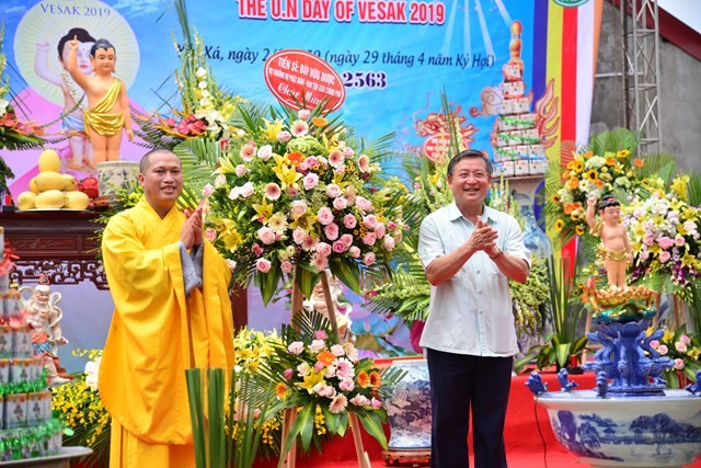 DSC_0794 (Copy) Ban tôn giáo CP tặng hoa chúc mừng.JPG