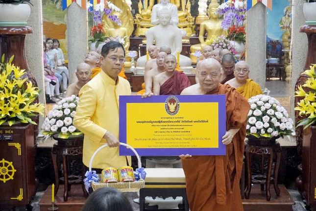 Tổng Lãnh sự quán Thái Lan tặng học bổng tại chùa Phổ Minh ảnh 2 3tl.jpg