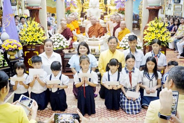 Tổng Lãnh sự quán Thái Lan tặng học bổng tại chùa Phổ Minh ảnh 3 4tl.jpg