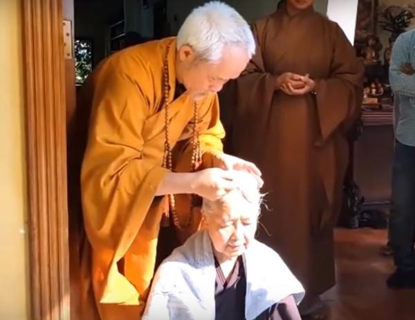 TT.Thích Giác Dũng thực hiện nghi thức thế phát (xuống tóc) cho cô giáo dạy Văn thời phổ thông trung học của mình - là Phật tử Diệu Tịnh Nguyễn Dzoãn Cẩm Vân co cv 2.jpg