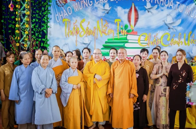 4. Ch_ t_n __c t_ng qu_ ra m_t CLB TTN Ph_t t_ ch_a La D__ng.jpg