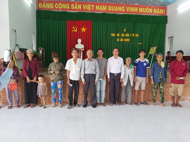 Tang the BHYT co ho can ngheo xa An  Hoa-HTN.jpg