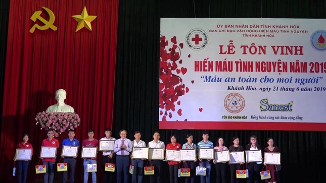 Cá nhân nhận BK của UBND tỉnh Khánh Hòa.jpg