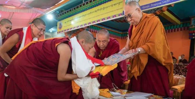 trao bang tien si.jpg