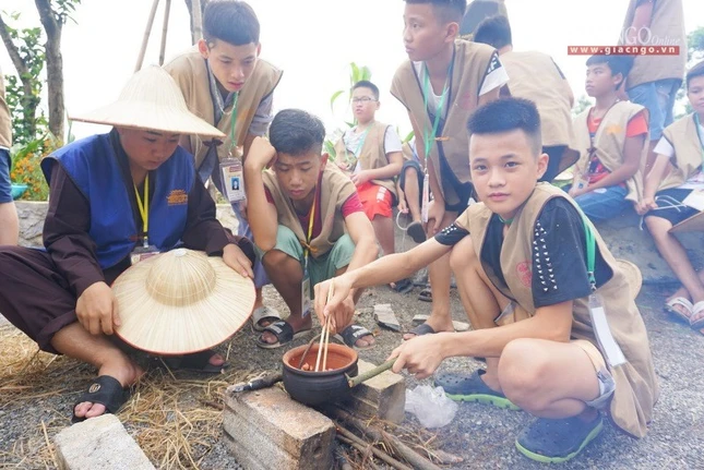 Thi nấu cơm cúng Phật 2 - Ảnh Đình Khoa.jpg