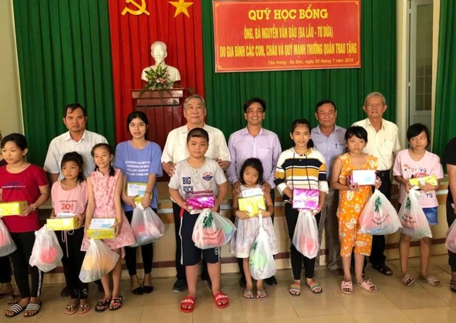 Tang hoc bong va dung cu hoc  tap-sinh hoat cho HSKK.jpg