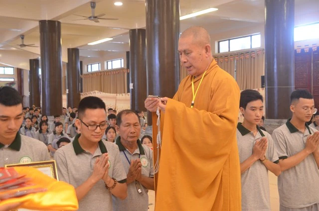 ĐĐ. Thích Trúc Thông Phổ trao còi lệnh cho ban quản trại (Copy).JPG