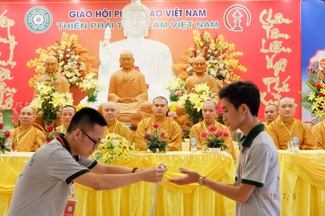 Còi lện được trao chuyền từ trại trưởng tới ban đời sống trại – linh hồn của trại Trúc Lâm (Copy).JPG