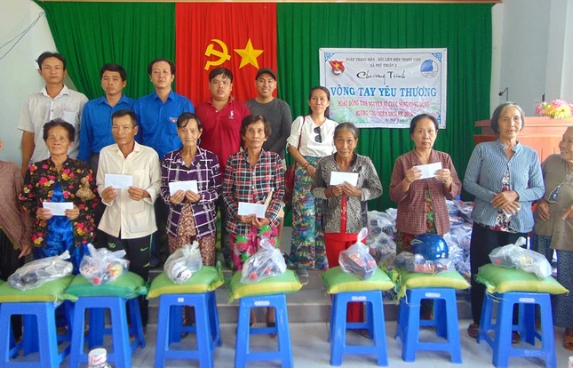 Các đơn vị tặng quà, mổ mắt, bàn giao cầu bê-tông ảnh 1 DSC08245.JPG