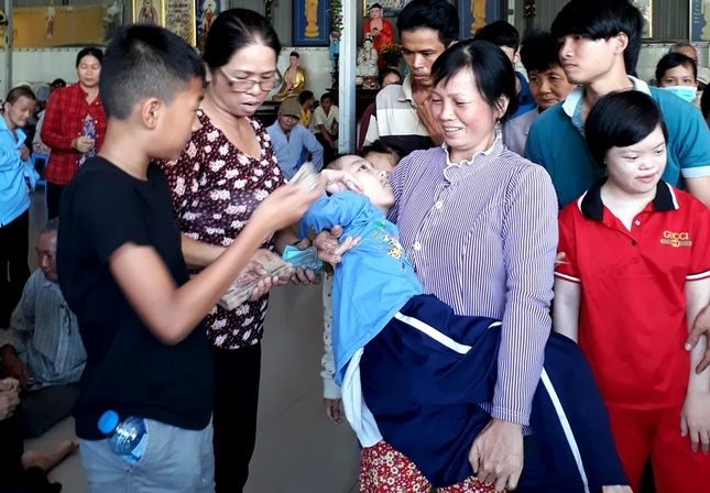 New Image trao quà tại chùa Nam An.JPG