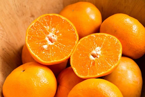 Lượng đường trên 100 ml nước cam 100% bằng với nước ngọt có ga. Ảnh: Evening Standard.