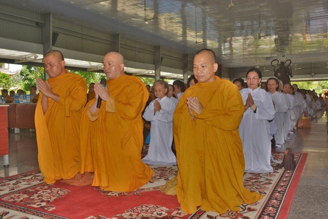 Giáo đoàn IV hệ phái Khất sĩ cúng dường trường hạ ảnh 1 DD.Minh Nghi tac bach cung duong.jpg