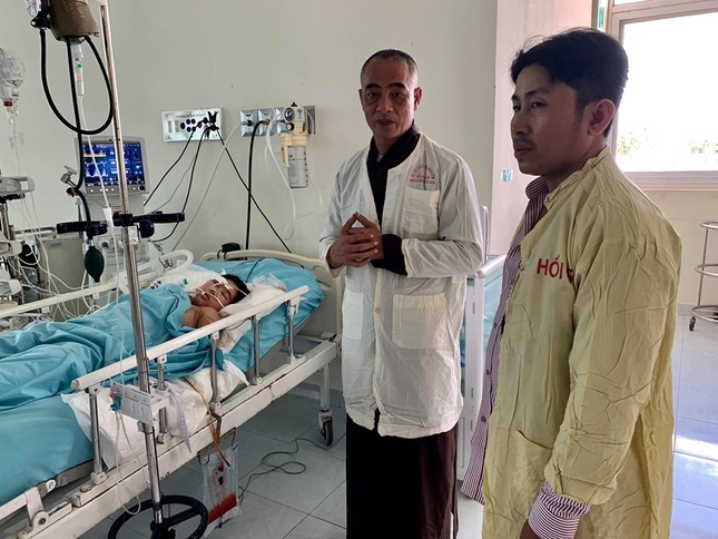 TT Thich Thien Quy tham vo anh  Vuong dang chua benh tai BVDKTW Quang Nam.jpg