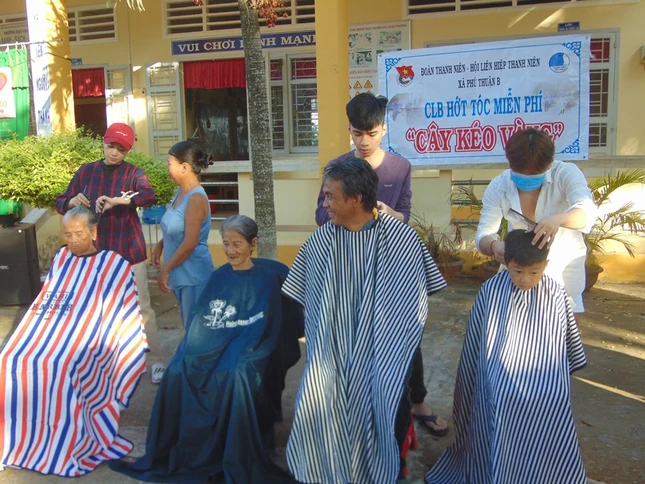 Cắt tóc miễn phí cho cụ già và trẻ em.JPG