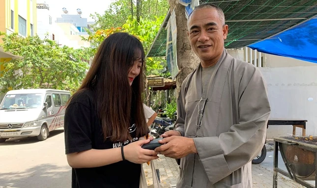 TT Thich Thien Quy tra lai cua roi  cho nguoi bi mat.jpg