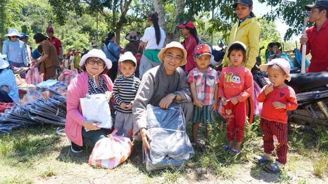 Tang qua cho tre em-hoc sinh mien  nui kho khan.jpg