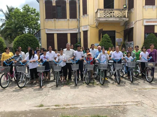 Canh ong Dong tang xe dap cho Hs  ngheo.jpg