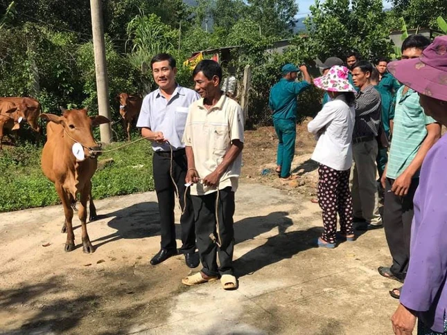 Trao bò cho đồng bào dân tộc xã Sơn Thái - huyện Khãnh Vĩnh.jpg