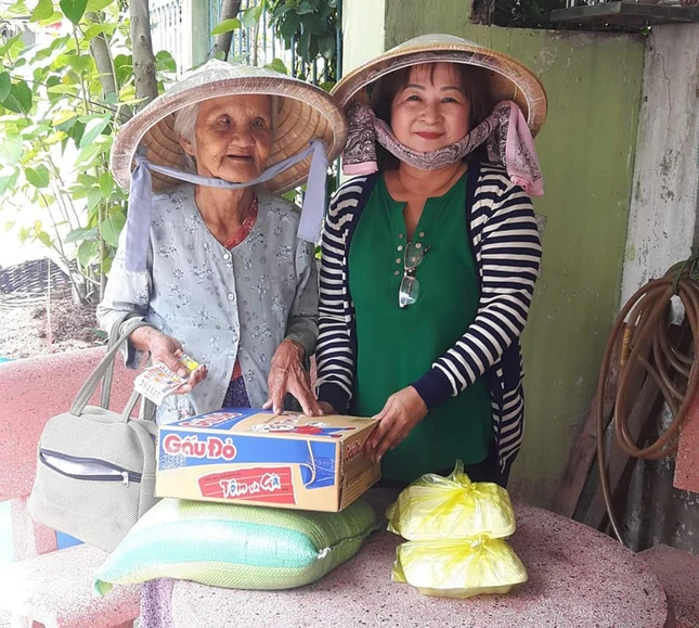 Chi Kim Hong tang qua cho nguoi gia  kho khan.jpg