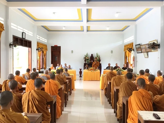 TT. Thích Giác Hiền sách tấn chư Ni hành giả tại Tx. Ngọc Trung.jpg