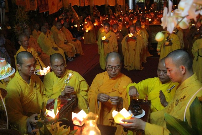 Đốt trầm, dâng trà.JPG