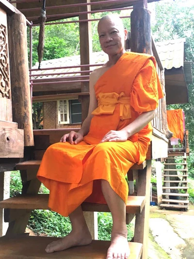 Hồng Triều Phong đi tu ở Thái Lan. Ảnh: On.