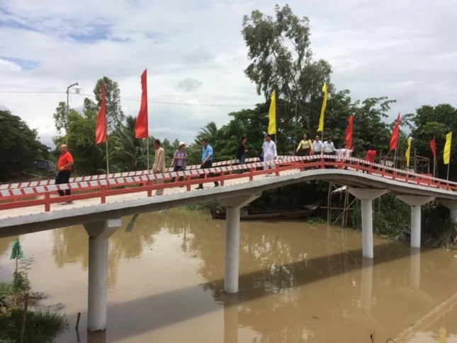 Moi nguoi qua cau moi xay dung    xong.jpg