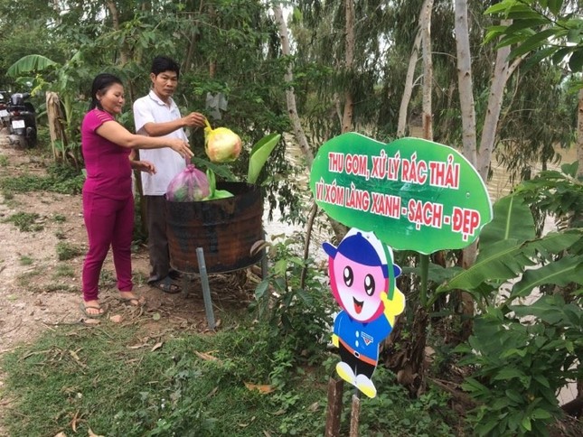 Nguoi dan bo rac vao phuy chua.jpg