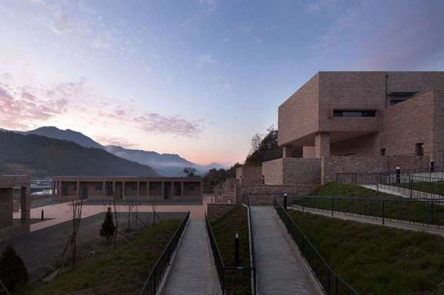 Trung tâm Phật giáo được xây dựng từ 300.000 viên gạch ảnh 4 tu vien 300.000 vien gach 3.jpg