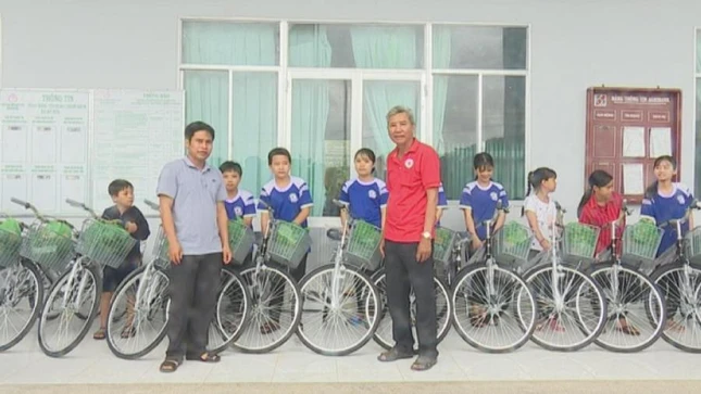 Tang xe dap cho Hs ngheo xa An  Hoa.JPG