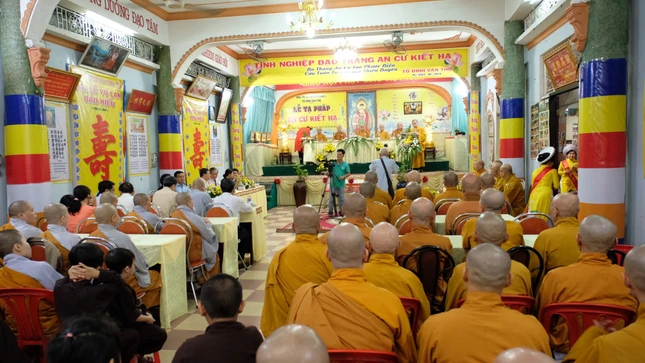 Tăng Ni Phật giáo Q.1 chính thức mãn hạ ảnh 1 0A164872-4D7F-4BC6-80CD-A5642187D306.jpeg