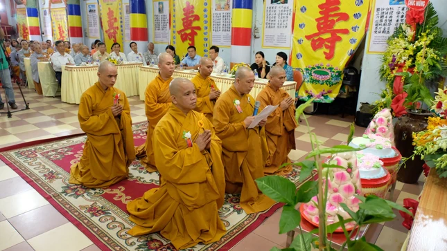 Tăng Ni Phật giáo Q.1 chính thức mãn hạ ảnh 4 C793AF4D-55C6-40F7-90CF-A6243BFE84A2.jpeg