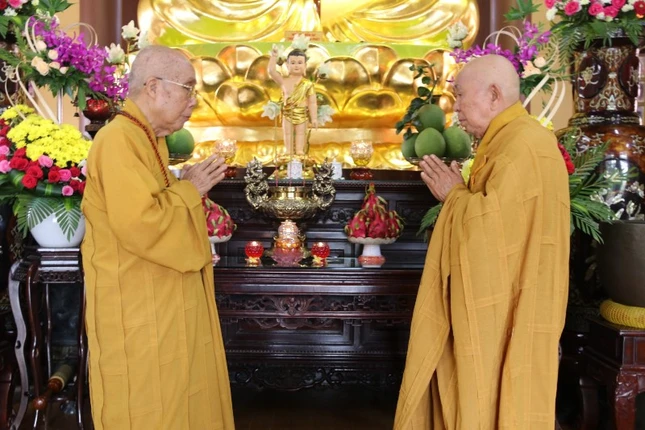 4- nhị vị hòa thượng thiền chủ, phó thiền chủ tác pháp tự tứ .jpg