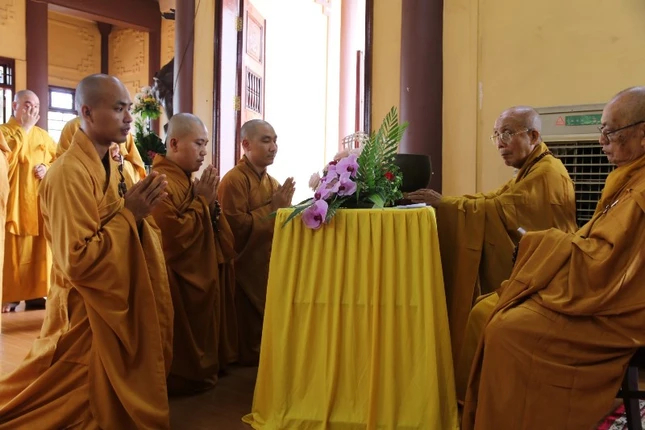 5- chư hành giả tác pháp tự tứ trước chư Hòa thượng.jpg