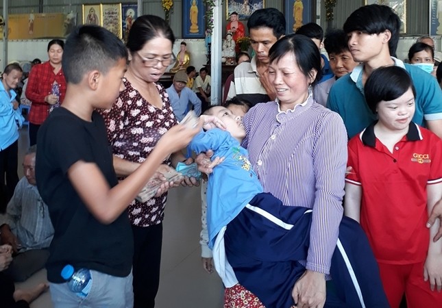 New Image trao quà tại chùa Nam An.JPG