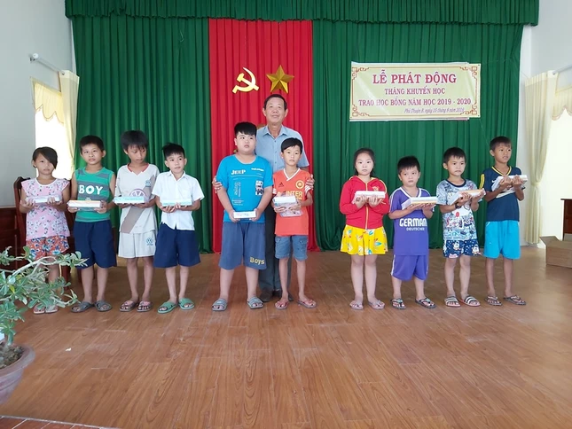 Trao học bổng khuyến khích học tập.jpg