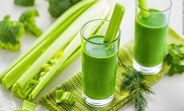 7 loại nước ép rau củ quả thanh nhiệt cơ thể ảnh 1 181106181458-01-celery-juice-i-7088-1667-1565793602_jpg.jpg
