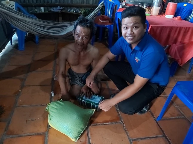 Trao quà cho hoàn cảnh tàn tật.jpg