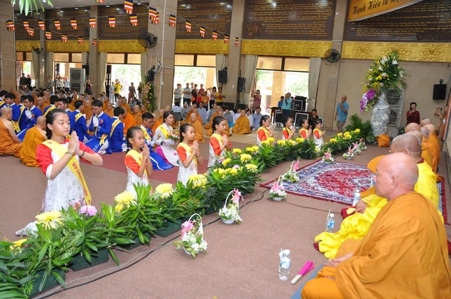 13 GDPT dang hoa 3.JPG