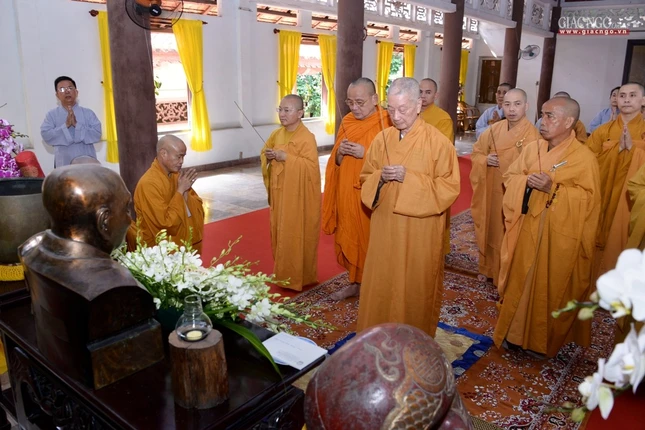 Khanh tue HT vien Truong - Tuong HT Minh Chau (6).jpg