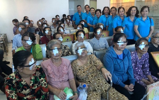 Bàn giao cầu bê-tông, tặng quà Vu lan đến người nghèo ảnh 2 68654347_1451717034980485_2702272970285383680_o.jpg