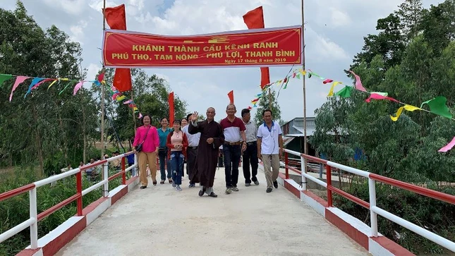 Niem vui cua moi nguoi khi di tren  cay cau moi xay xong.jpg