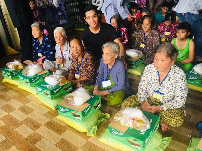 Trao quà cho các hoàn cảnh khó khăn.jpg