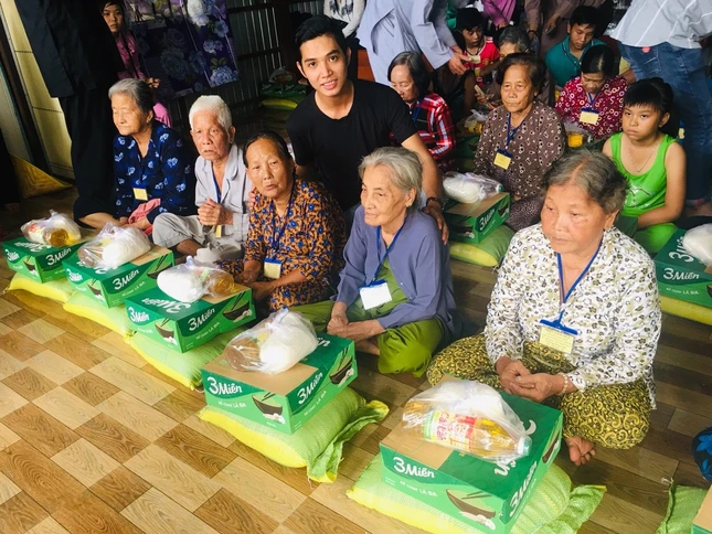 Nhiều hoạt động từ thiện nhân mùa Vu lan ảnh 2 Trao quà cho các hoàn cảnh khó khăn.jpg