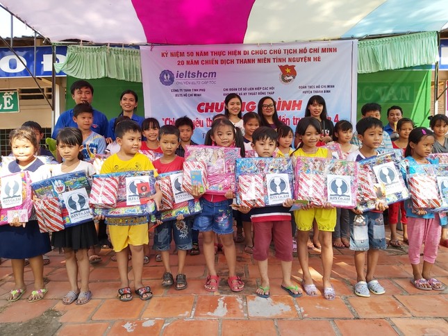 Trao quà cho học sinh hiếu học.jpg