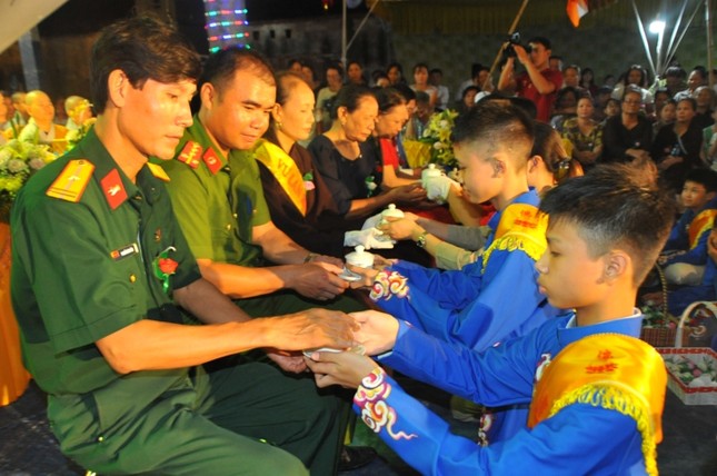 Chùa Gôi tổ chức lễ Vu lan, dâng trà và tặng quà từ thiện ảnh 4 59.jpg