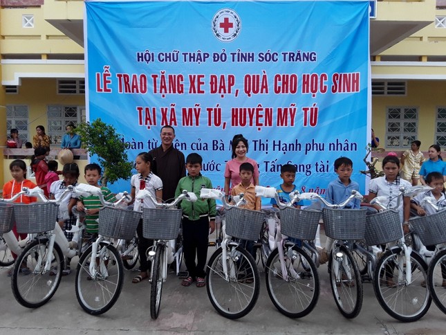 Bàn giao 200 giếng khoan, tặng quà cho học sinh ảnh 3 537623675076b728ee67.jpg